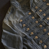 Veste en jean personnalisée pour homme, fabrication OEM ODM, bleu délavé, garniture en cordon tressé, veste en jean courte, bouton en métal, vente en gros