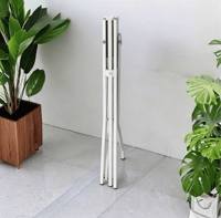 Table d'extérieur moderne étanche 60x80cm en verre trempé à motif vague d'eau et métal ondulé, table assemblée pour mobilier de jardin et patio