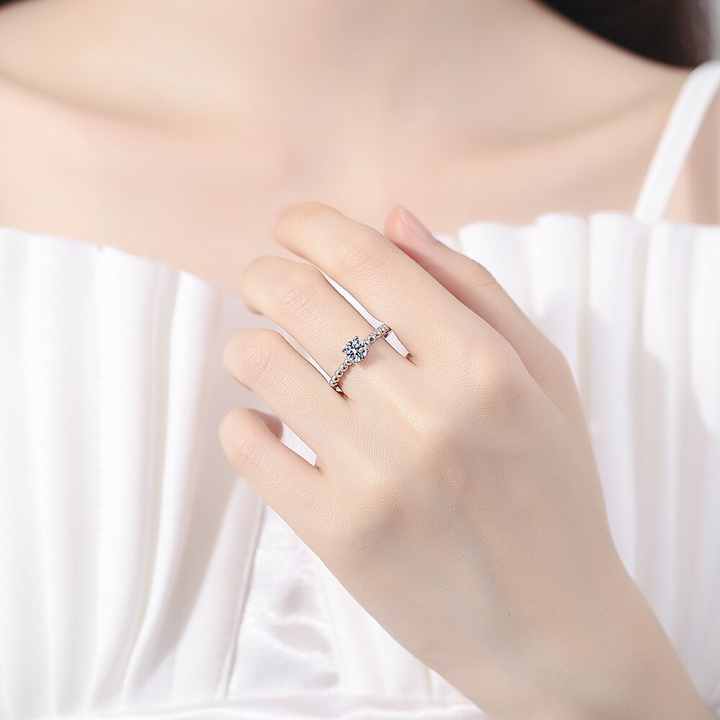 Luxurious Minimalist Four Claw Women's Finger Ring
