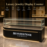 Vitrine d'exposition multi-niveaux en bois et verre trempé avec éclairage LED et serrure
