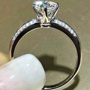 Anello da Donna Q613 in Oro Bianco con Diamante Taglio Brillante Rotondo Colore G, Anello di Fidanzamento con Diamanti Naturali e Pietre Laterali - Product Image 4