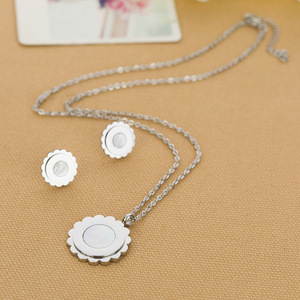 ชุดสร้อยคอพร้อมต่างหูรูปดอกไม้ชุบทองสแตนเลสประดับมุกสำหรับผู้หญิง - Product Image 4