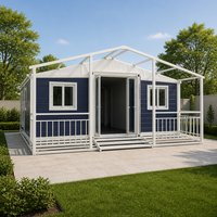 Maison modulaire préfabriquée bleue avec porche avant et balustrades blanches pour projets d'hébergement en jardin