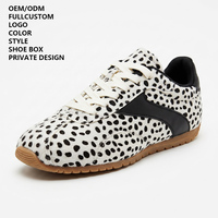 Vente en gros OEM Chaussures de sport rétro pour femmes en PU et daim synthétique à imprimé taches de dalmatien, chaussures de tous les jours, semelle extérieure en TPR caramel, baskets à lacets