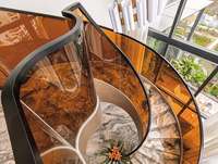Escalier en arc sur mesure, design luxueux, garde-corps en verre cannelé avec marches en marbre