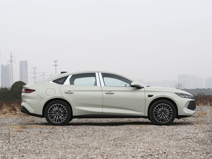 BYD Qin L DM-i 2026 210KM Yun Nian, autonomia elettrica pura CLTC 210 km, autonomia combinata 2110 km, 25.28kWh PHEV per uso aziendale e flotte - Product Image 6