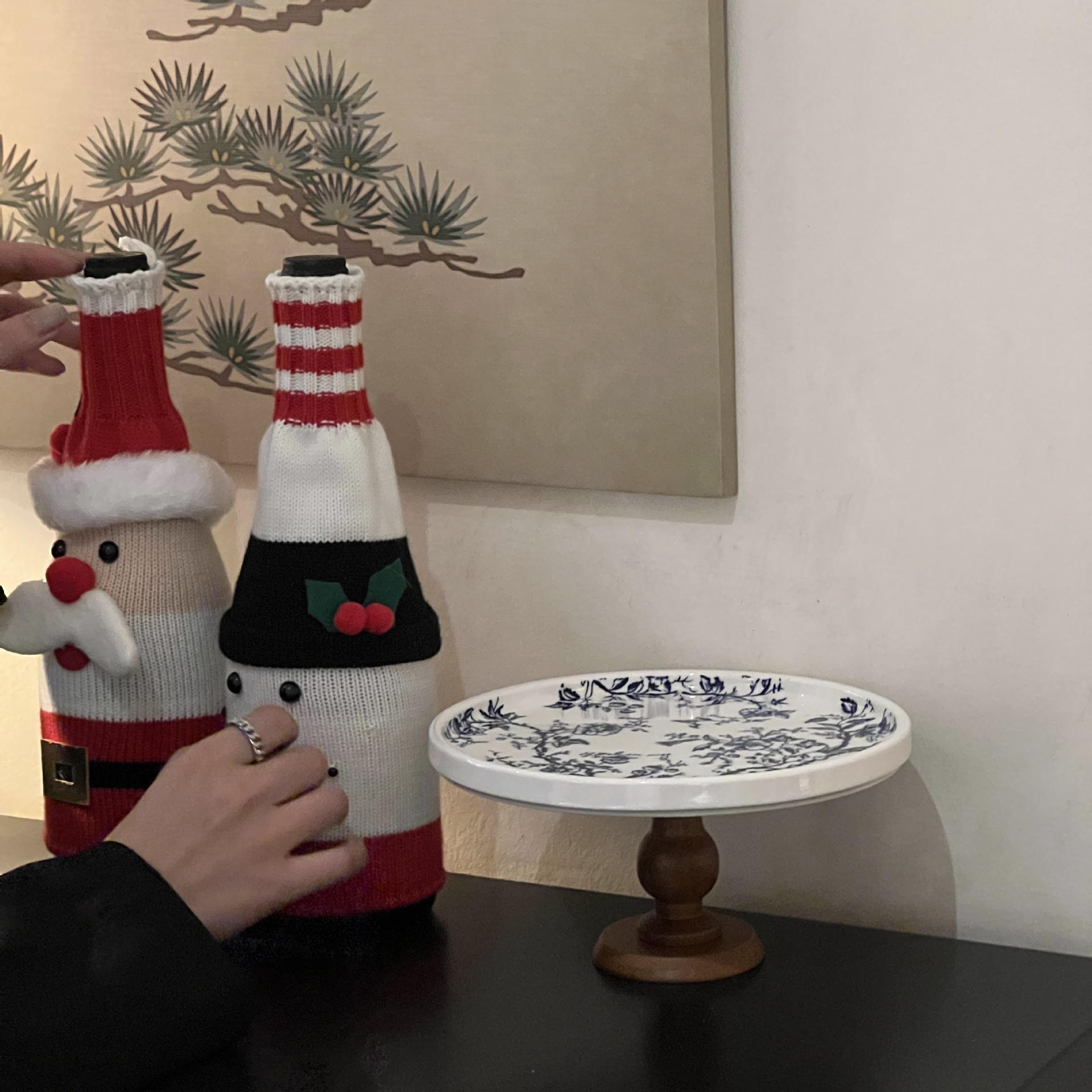 เท้าสูงทำจากไม้สีน้ำตาลสีน้ำเงินและสีขาว