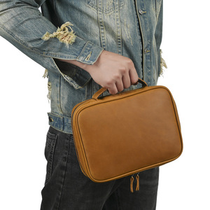 Bolso de Mano para Hombre de Cuero Crazy Horse, Rectangular, con Cubierta Antipolvo, Color Marrón Oscuro y Marrón Claro, Primavera 2025 - Product Image 1