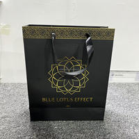 Vente en gros de sacs en papier kraft brun de luxe avec logo personnalisé imprimé pour les achats de cadeaux et la manipulation des emballages d'exposition par stratification