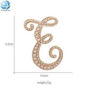 Popular 26 letras en inglés perla cristal Metal solapa Pin joyería broches para Mujeres Hombres <span class=keywords><strong>bolsos</strong></span> ropa sombreros accesorios de decoración - Product Image 5