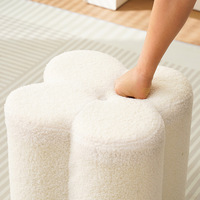 Pouf moderne en forme de trèfle marron clair, élégant et moelleux, idéal pour chambre à coucher, appartement ou fauteuil de salon.