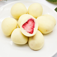 Boule de chocolat fourrée à la fraise en gros 60g Chocolat au beurre de cacao Chocolat à la fraise Bonbons au chocolat