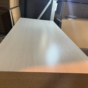 Panneau de particules en mélamine naturelle, vente en gros directe d'usine, taille personnalisée, panneau de bois préfini pour la décoration intérieure - Product Image 1
