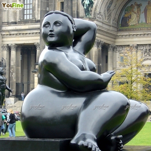 Sculpture de femme obèse assise en bronze abstrait moderne de taille personnalisée pour jardin extérieur - Product Image 1