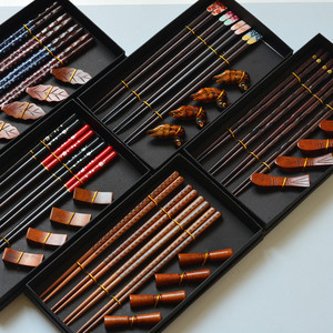 Gife Box Packaging Set de baguettes en bois 4 paires de baguettes Set <span class=keywords><strong>cadeau</strong></span> <span class=keywords><strong>japonais</strong></span> avec porte-baguettes <span class=keywords><strong>Cadeau</strong></span> de mariage - Product Image 2