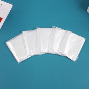 Capa/poncho desechable para teñir el cabello (plástico PE) - venta al por mayor de suministros y herramientas para el peinado, 60*90mm, empaquetado individualmente. - Product Image 2