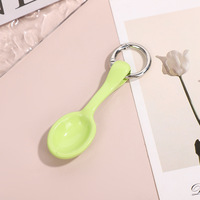 Porte-clés mignon en forme de cuillère de simulation, pendentif breloque multicolore en plastique, design de vaisselle, pour sac à dos, sac à main, voiture, décoration de mode, cadeaux