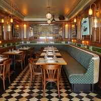 Ensemble de meubles rétro pour restaurant français, café, salon de thé, hôtel : canapé en tissu jacquard et cuir, chaise Windsor en bois, table en marbre avec pieds en métal