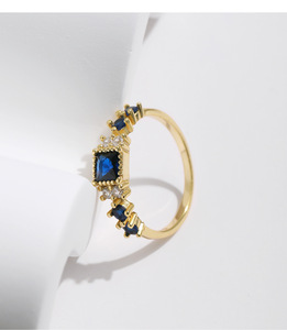Bague empilable pour femme en argent S925 plaqué or, saphir bleu taille princesse, multi-carrés, bleu foncé, tendance 2026, idéale comme cadeau - Product Image 4