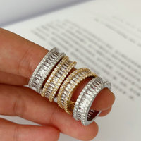 Bague en zircon ajourée à double rangée de zircons pavés, exquise et intemporelle, cadeau idéal ou souvenir personnel.