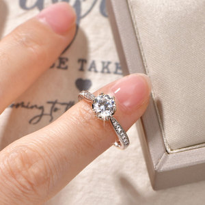 Atacado Anel de Noivado Solitário de Zircônia <span class=keywords><strong>1CT</strong></span> 6.5mm com Cravação de Seis Garras para Mulheres, Estilo Romântico para Casais e Noivas - Product Image 4