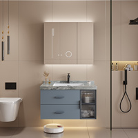 Meuble de salle de bain gris moderne avec miroir intelligent, en bois massif multicouche, pierre frittée et verre cannelé, unité de rangement pour appartement et villa