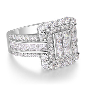 Anello con Cristallo Taglio Principessa per Donne, Fascia Geometrica Intrecciata, Accessorio Moda per Uso Quotidiano e Feste - Product Image 3