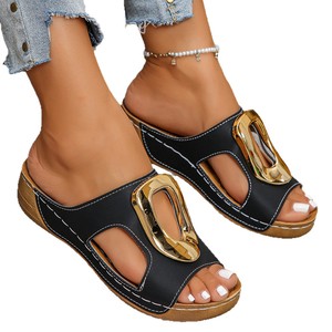 Sandalias de cuña para mujer 2026, nuevas, con hebilla metálica, de una sola tira, pantuflas de verano, sandalias de tacón plano - Product Image 1