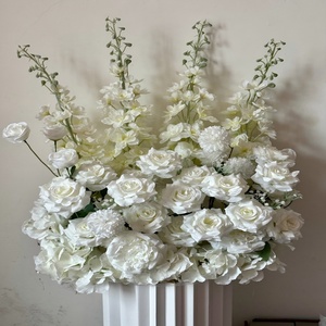 Bloemen voor de bruidsgang, moderne kerk, op maat gemaakte bloemenkolom, bloemen voor de krukjes, kunstzijde lint, bijpassende set paar. - Product Image 3