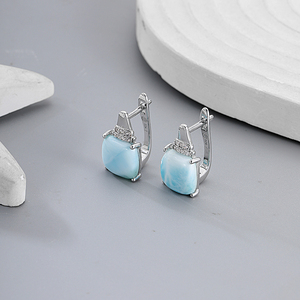 Boucles d'oreilles Larimar en argent sterling 925 finement détaillées aux tons bleus irisés évoquant la grâce sous-marine - Product Image 4