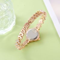 Montre à chaîne en métal européenne et américaine, montre rétro à quartz avec petit cœur en strass, cadran à quatre feuilles de trèfle, montre exquise pour femmes