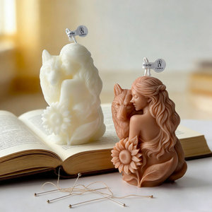 Bougie artisanale en cire de soja sculptée, représentant une femme et un loup, pour la décoration artistique de la maison et de la table - Product Image 4