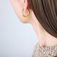 Boucles d'oreilles créoles géométriques en forme de U en acier inoxydable plaqué or 18 carats, étanches, inaltérables, hypoallergéniques Kaishee OEM ODM Vente en gros