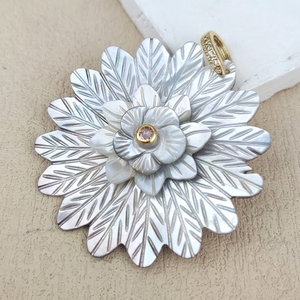 Nouvel Arrivage Pendentif <span class=keywords><strong>Grande</strong></span> Fleur Multicouche en Coquille Grise avec Zircon pour Femme et Fille, Bijoux de Mode, Fournitures en Gros - Product Image 3