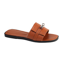 Sandales plates pour femmes à la mode avec détails métalliques, tendance estivale, tongs souples en PU, élégantes, décontractées et confortables