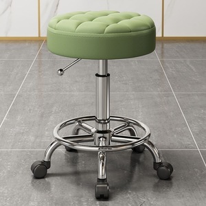 Tabouret bas rond en cuir noir de luxe avec roulettes pour salon de beauté, coiffeur, barbier, cuisine, usage domestique, mobilier de salon - Product Image 2