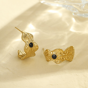 Boucles d'oreilles en titane et acier de forme géométrique en C, design personnalisé, simples mais polyvalentes, avec une touche de sophistication. - Product Image 5