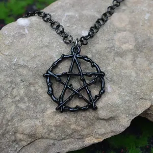 Collana con Ciondolo in Lega a Forma di Ramo Spinoso Neo-Gotico Punk Retrò, con Pentagramma Nero e Impronta di Lucifero, Catena in Bambù, Regalo per Feste - Product Image 1