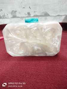 Embrayage de boîte en silicone fait à la main avec chaîne détachable Finition rigide brillante sur mesure Sacs-cadeaux de fêtes durables écologiques - Product Image 6