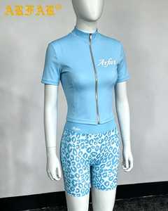Set Yoga Personalizzato Y2k <span class=keywords><strong>per</strong></span> Donna con Stampa Leopardata, Giacca Sportiva con Cerniera Dorata, Pantaloncini, Completo Estivo 3 Pezzi da Palestra, Tuta da Donna - Product Image 2