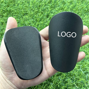 En stock: Mini espinilleras de fútbol blancas personalizables multicolor, pequeñas y lisas - Product Image 2