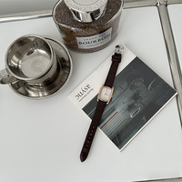 Montre à quartz pour femme de style vintage avec bracelet en cuir créatif (modèle petit marron)