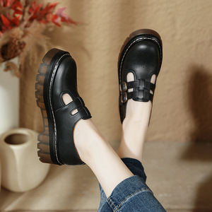 Chaussures pour femmes en cuir noir de style britannique ~ Nouvelles chaussures <span class=keywords><strong>DR</strong></span> <span class=keywords><strong>Martin</strong></span> à plateforme à semelle épaisse pour l'automne et l'hiver, style universitaire - Product Image 1