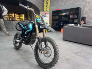 Moto électrique tout-terrain Surron Hyper Bee à charge rapide (3 heures), avec batterie 50,4 V et capacité longue durée de 25 Ah - Product Image 2