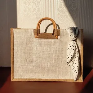 Bolsa de Compras de Yute Laminada Reutilizable Ecológica con Logotipo Personalizado Impreso y Asa de Bambú - Product Image 1