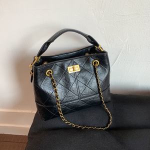 Sac fourre-tout hobo de luxe en cuir suédé 2025 pour femmes, sac à bandoulière marron personnalisé avec fermeture ouverte et chaînes décoratives - Product Image 3