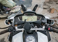 Moto de tourisme CFMOTO 1250TR-G avec sièges chauffants, système audio JBL et radar RDS pour un confort et une sécurité supérieurs sur la route