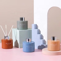Aromathérapie de parfum d'huile essentielle colorée personnalisée ronde de 120ml pour la bouteille de diffuseur de roseau avec le bouchon à vis emballé dans une boîte