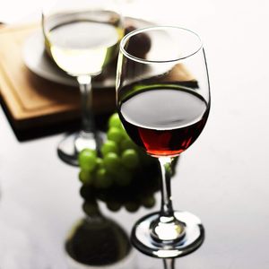 Copas de Vino de Cristal de Alta Calidad con Tallo Largo y Logotipo Personalizado de Tendencia (Juego de 6), Diseño Moderno y Lujoso Hecho a Mano, 120-450 ml - Product Image 2