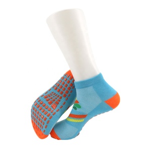 Chaussettes antidérapantes personnalisées avec logo pour <span class=keywords><strong>trampoline</strong></span>, chaussettes de saut à grip renforcé pour parcs de trampolines - Product Image 4